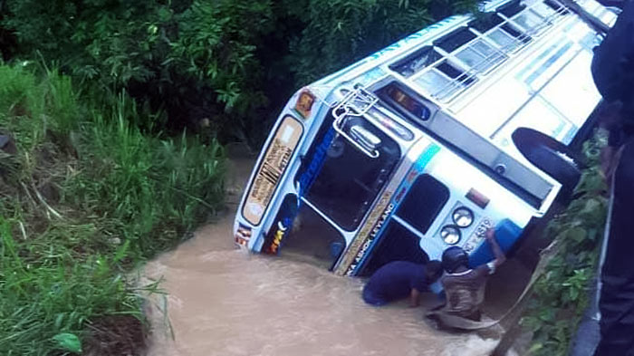 Bus overturns into Warakapola canal, 13 injured including students