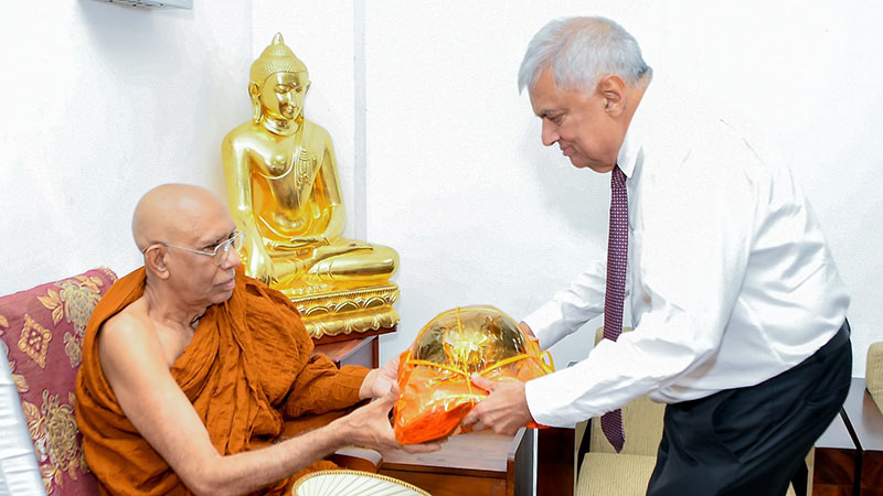 Sri Lankan President Ranil Wickremesinghe meets Venerable Makulewe Wimala Thera