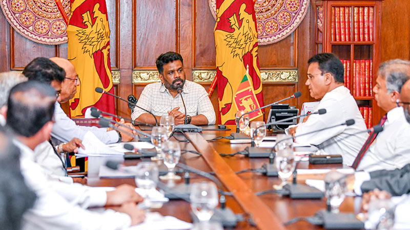 Sri Lankan President Anura Kumara Dissanayake in a discussion with representatives from the Chamber of Commerce