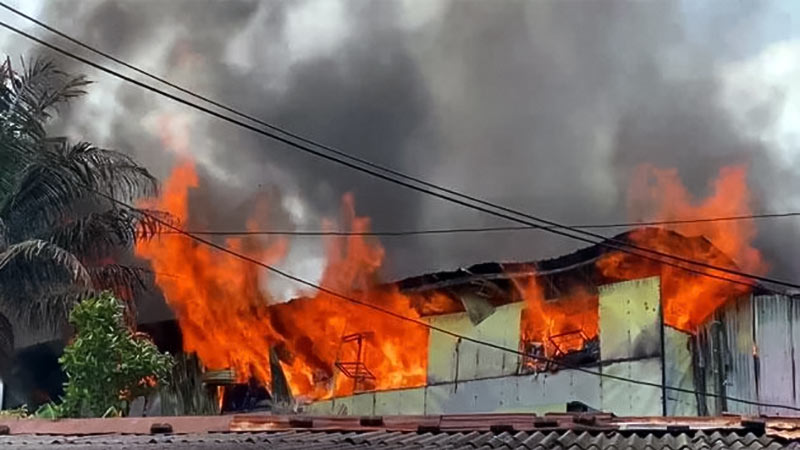 Fire hits garment factory in Rajagiriya