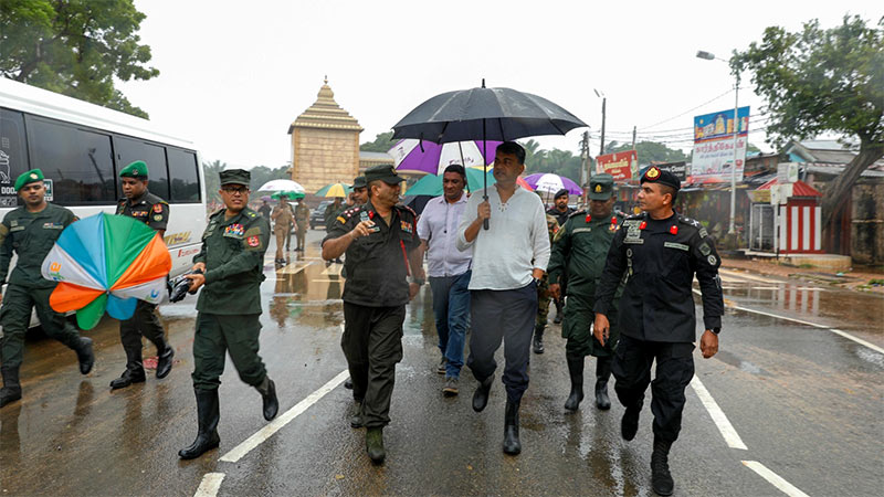 Defence Secretary Sampath Thuyacontha inspects disaster relief operations in Jaffna