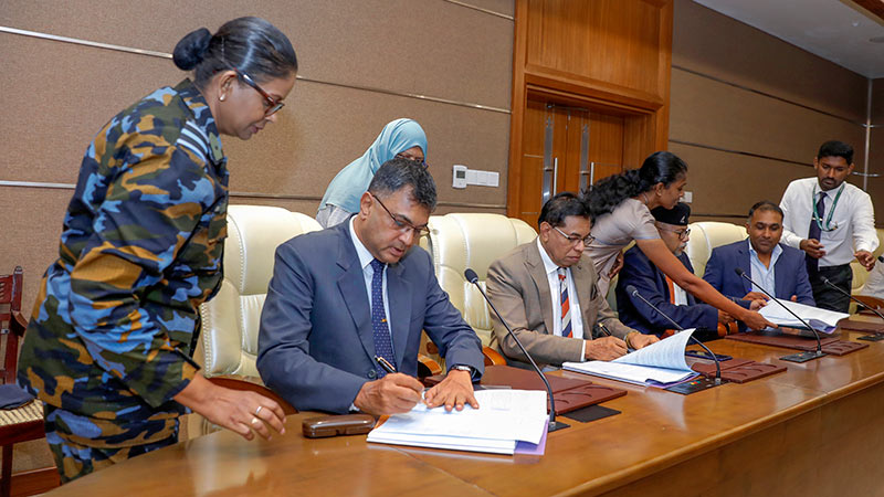 Defence Secretary Sampath Thuyacontha signing the Memorandum of Understanding (MOU)