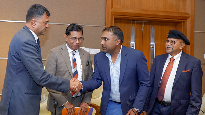 Defence Secretary Sampath Thuyacontha with Cricketer Mahela Jayawardene