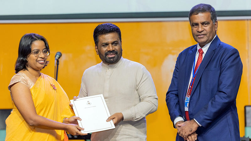 Sri Lankan President Anura Kumara Dissanayake presenting WCO merit certificates to Customs officers