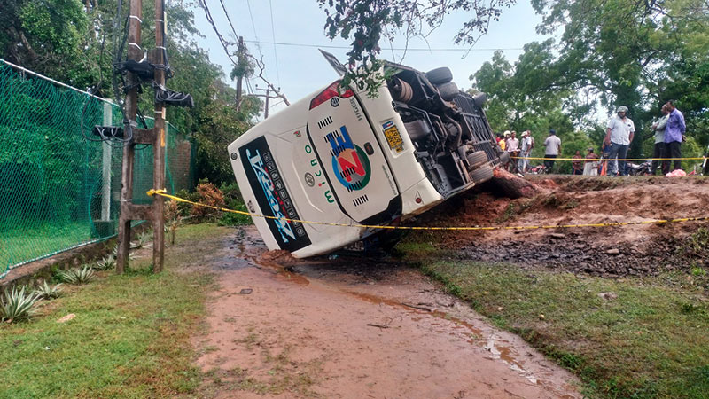 14 injured as bus overturns near Kallar Army camp, Serunuwara