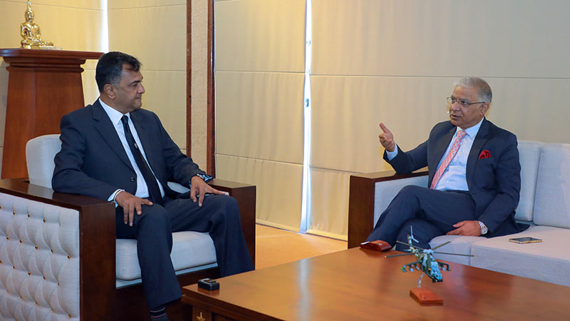 Indian High Commissioner Santosh Jha in discussion with Sri Lanka’s Defence Secretary, Air Vice Marshal Sampath Thuyacontha (Retd)