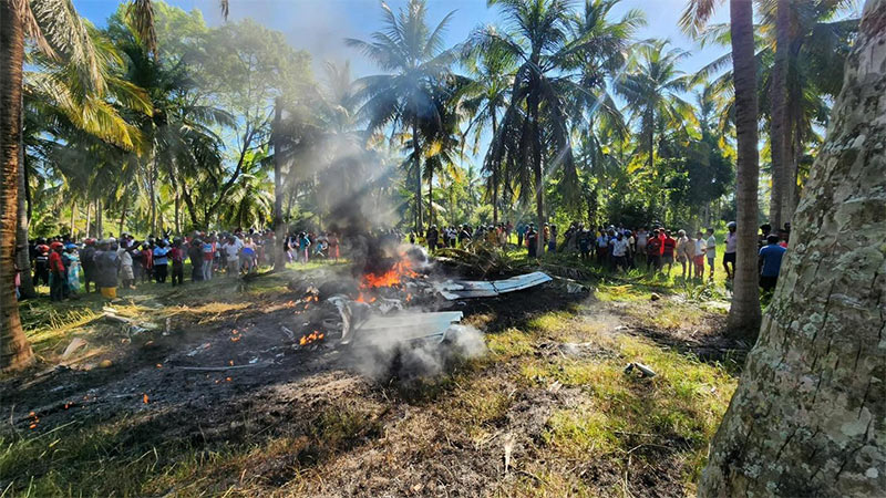 A Sri Lanka Air Force K-8 trainer jet has crashed in Wariyapola